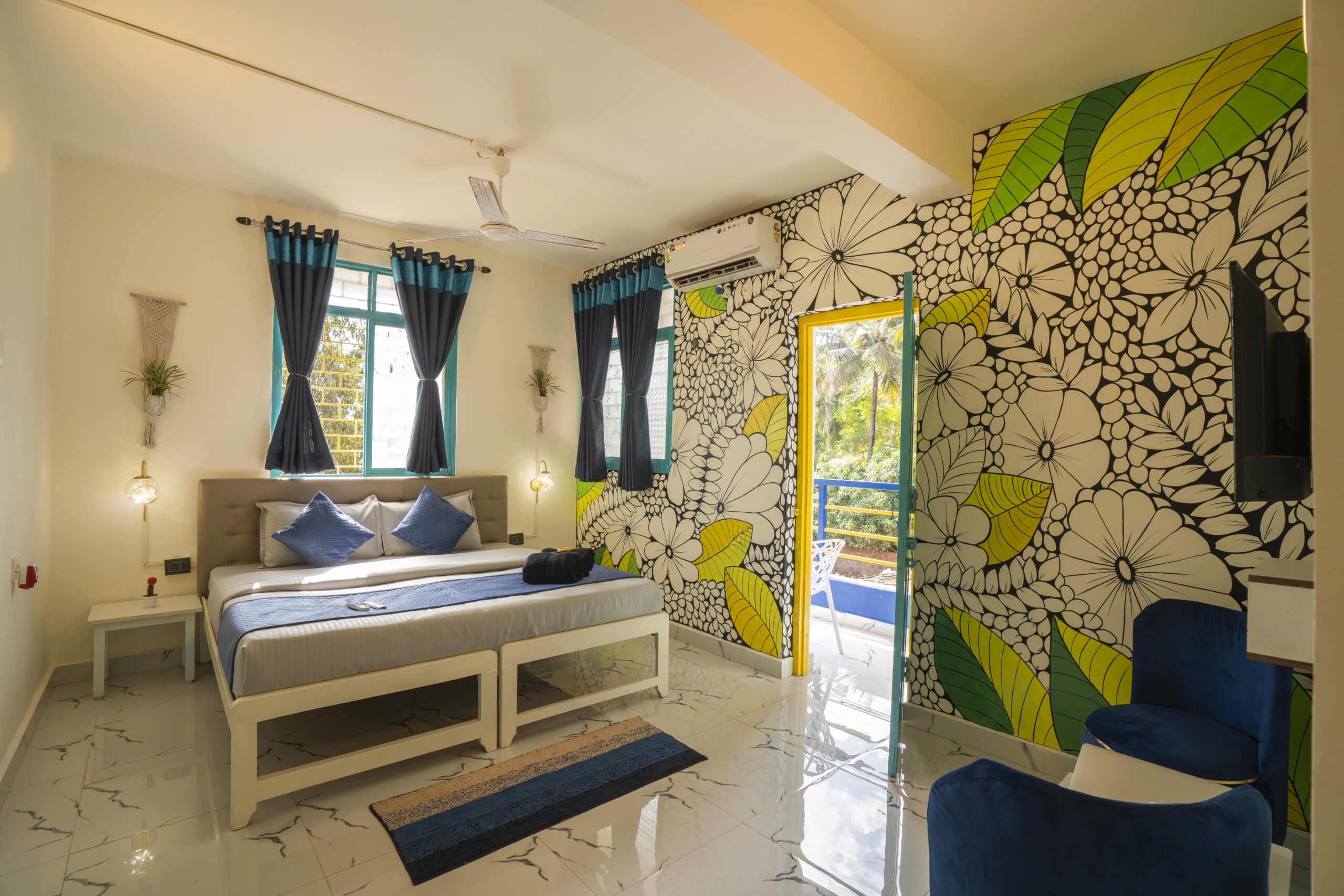 shalom-backpackers-goa-deluxe-double-room-balcony