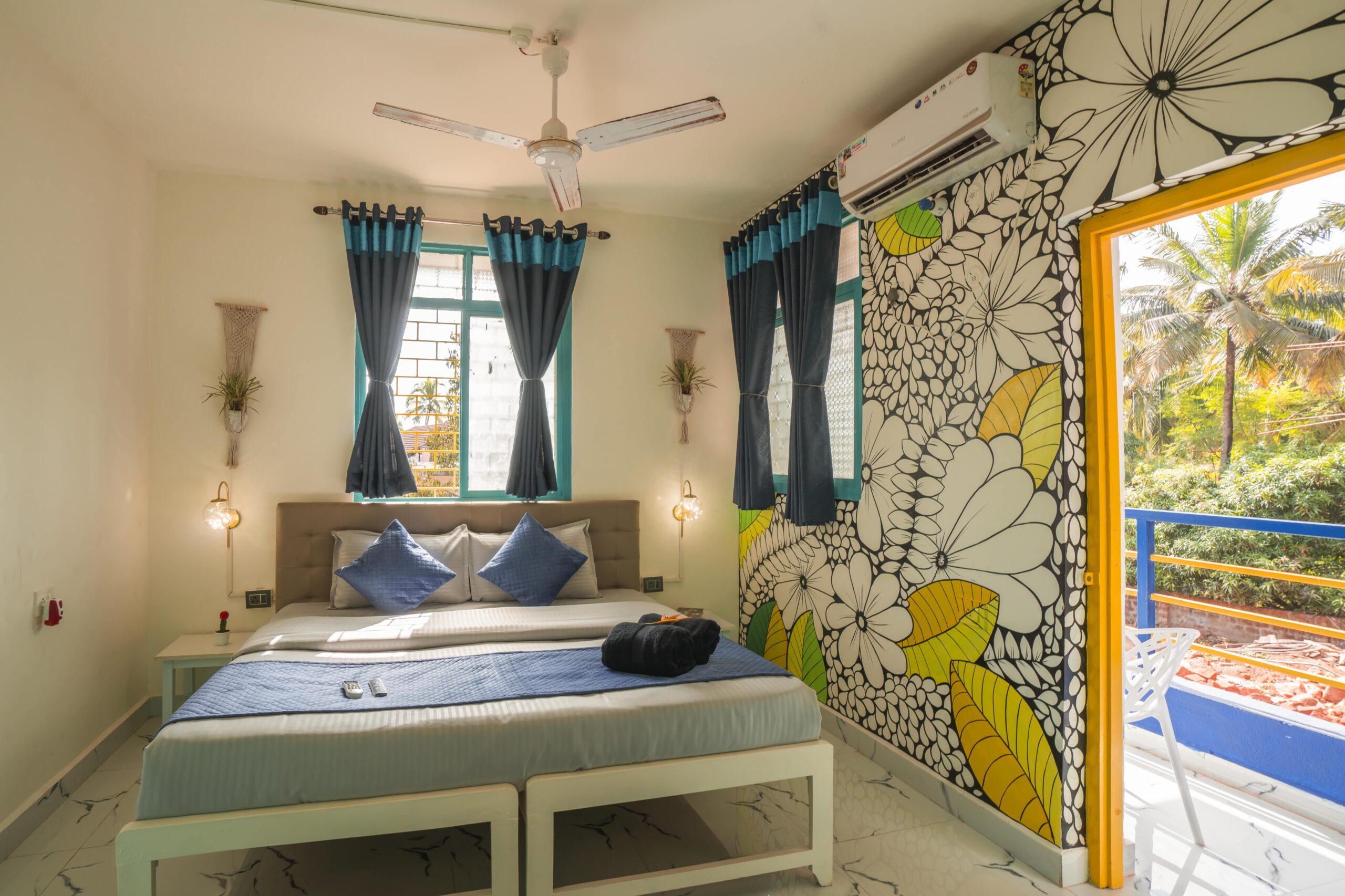 shalom-backpackers-goa-deluxe-double-room-balcony