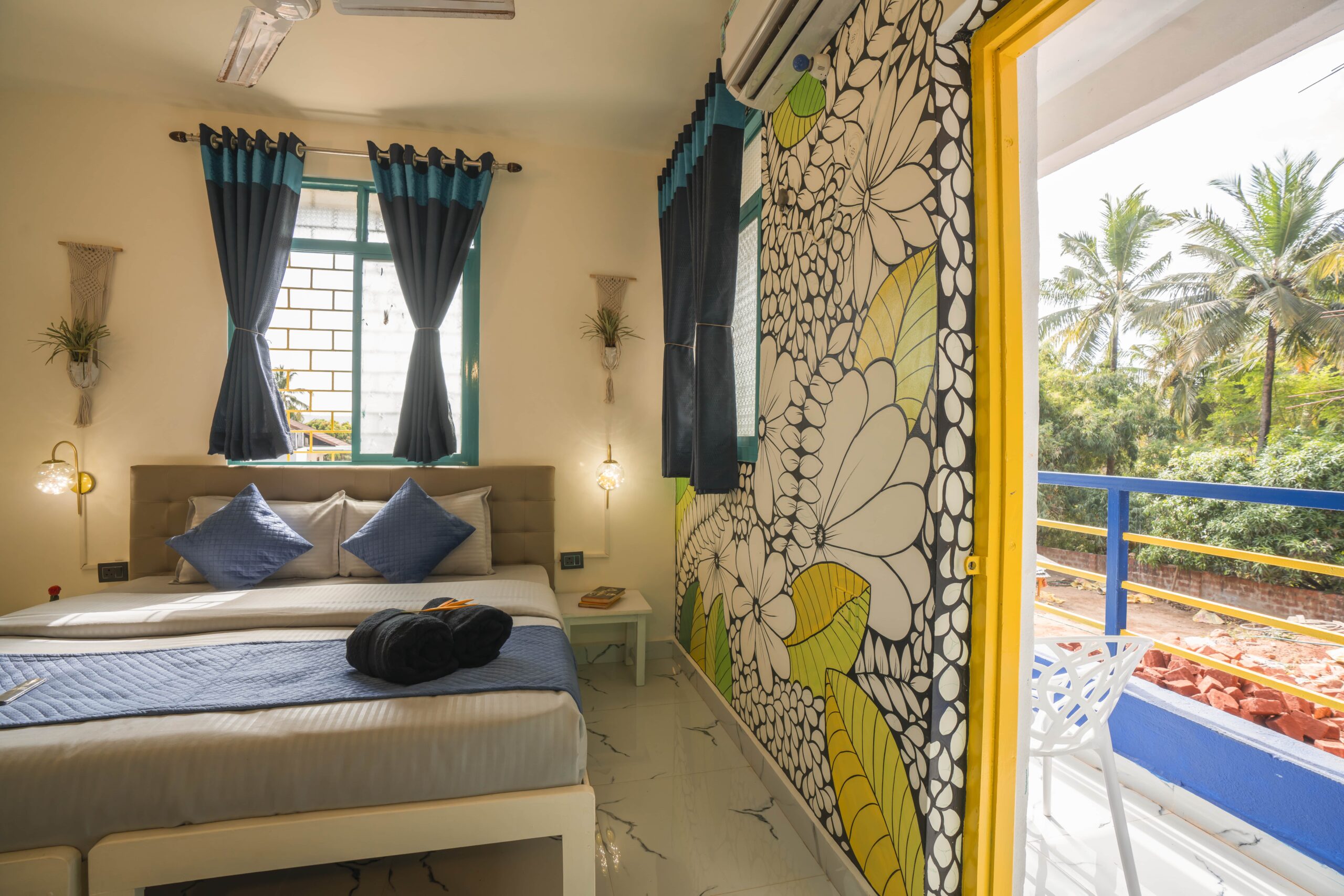 shalom-backpackers-goa-deluxe-double-room-balcony