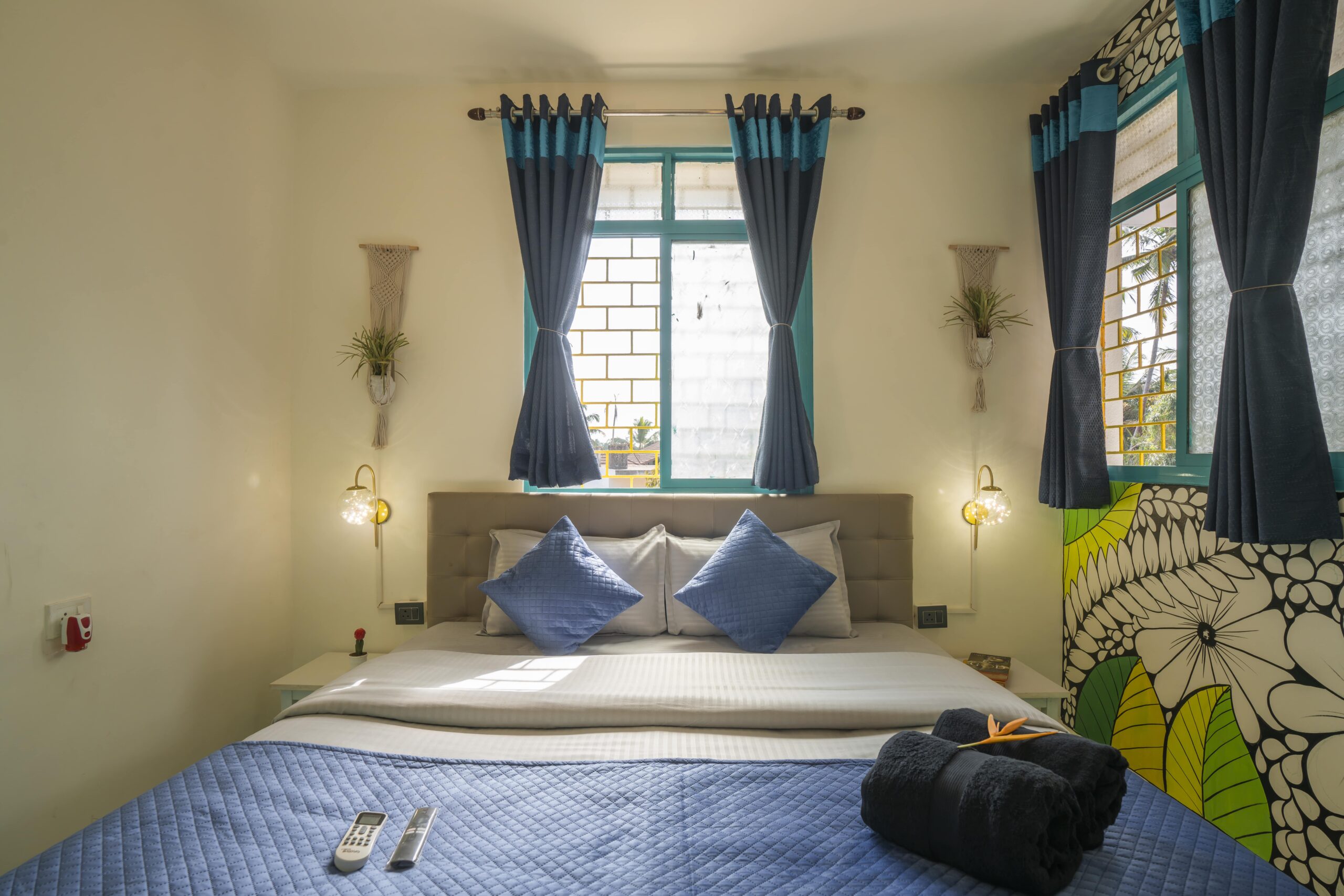 shalom-backpackers-goa-deluxe-double-room-balcony