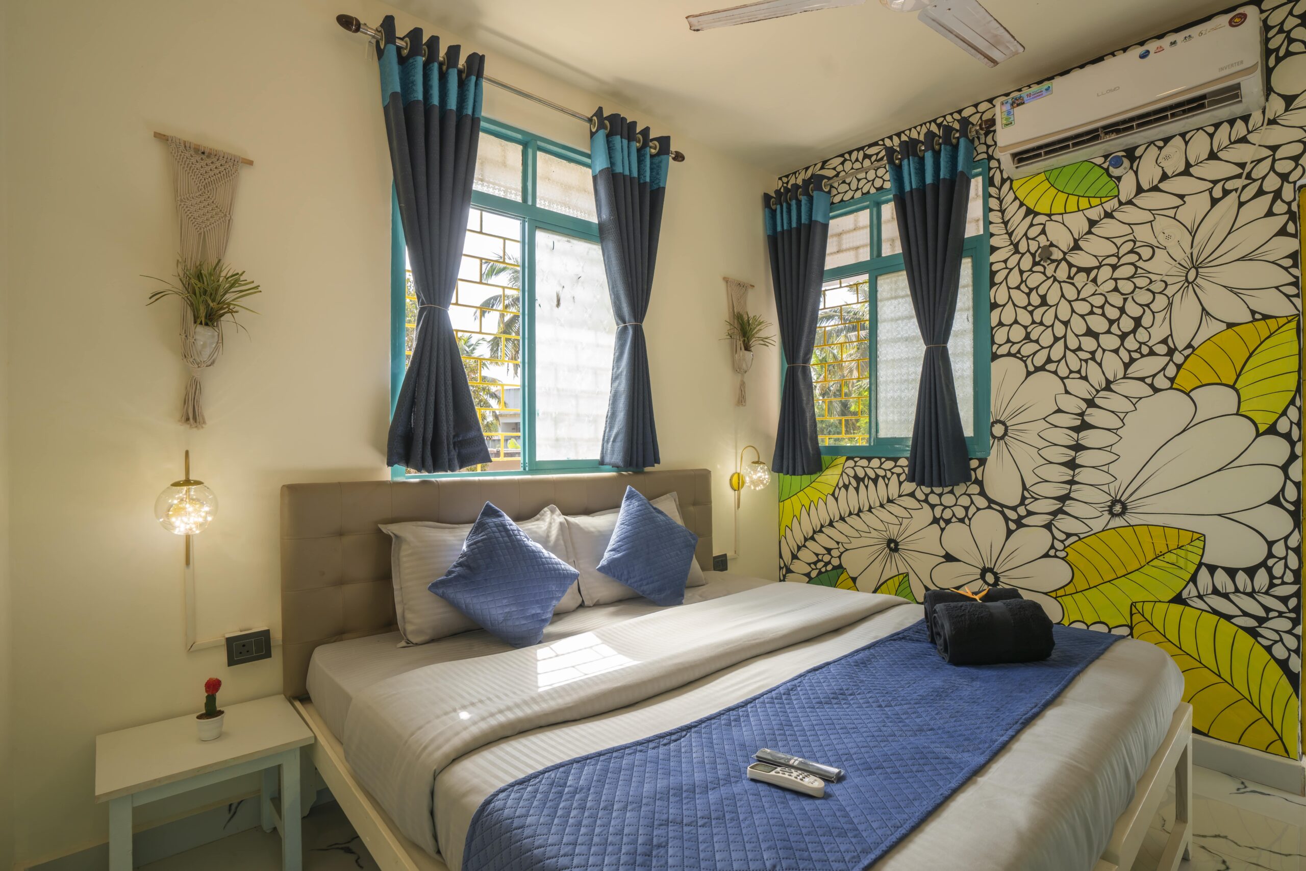 shalom-backpackers-goa-deluxe-double-room-balcony