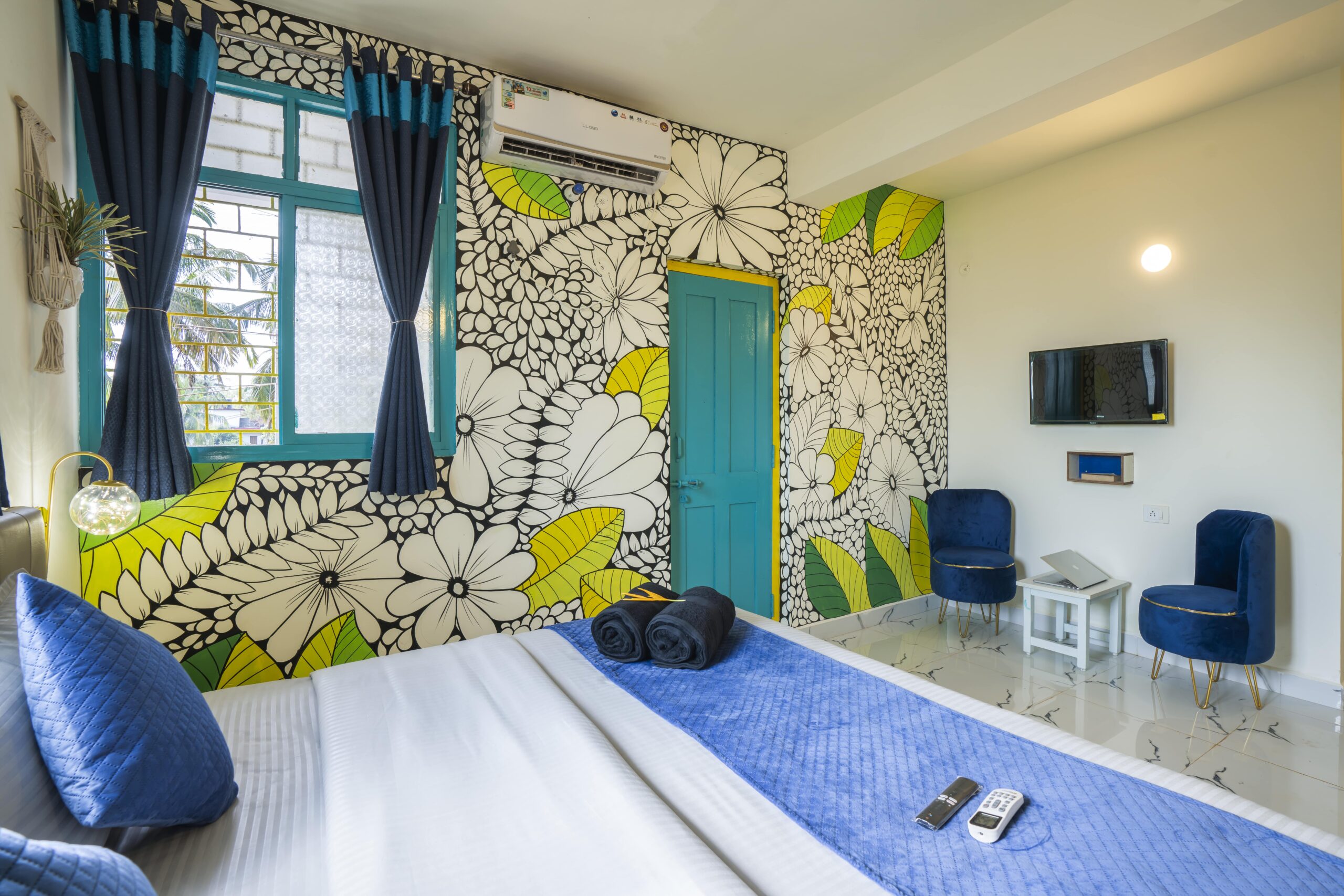shalom-backpackers-goa-deluxe-double-room-balcony