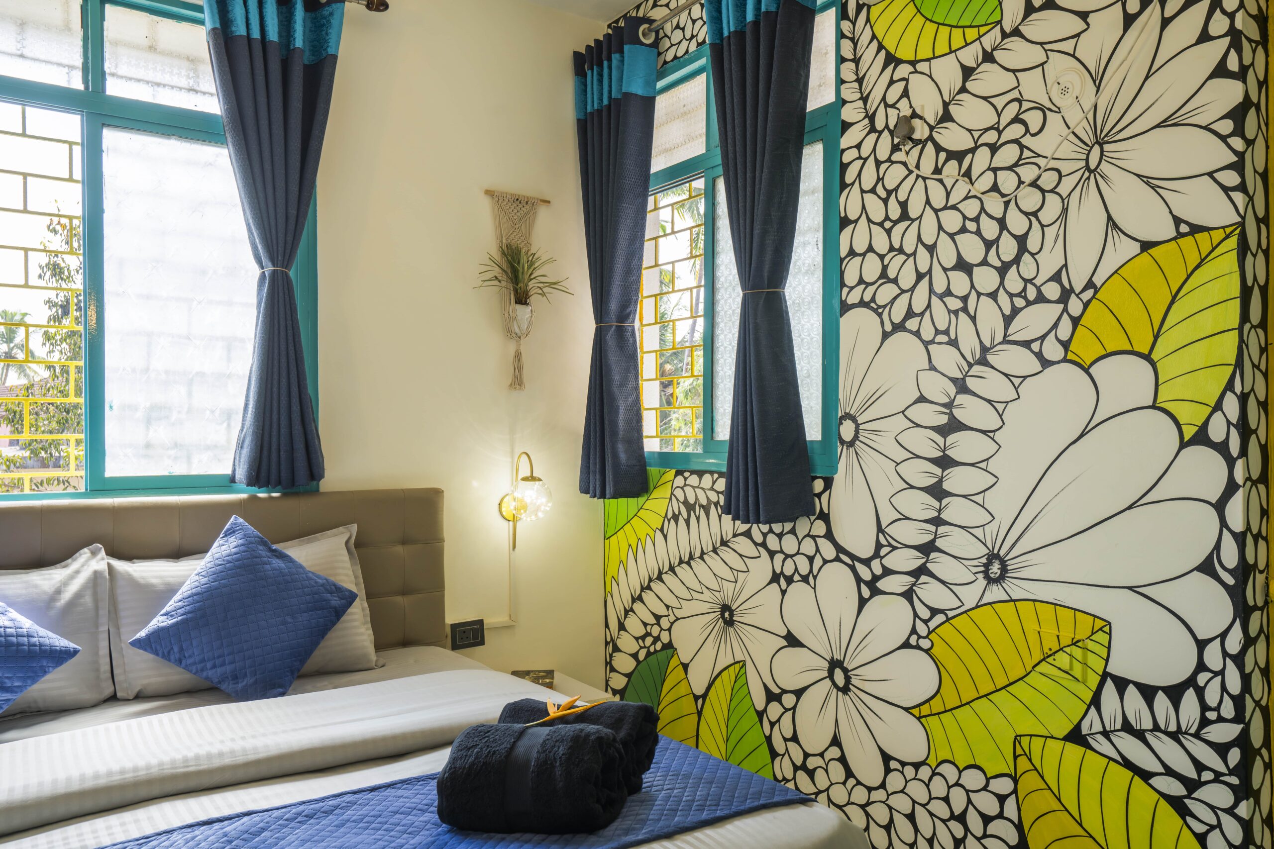 shalom-backpackers-goa-deluxe-double-room-balcony