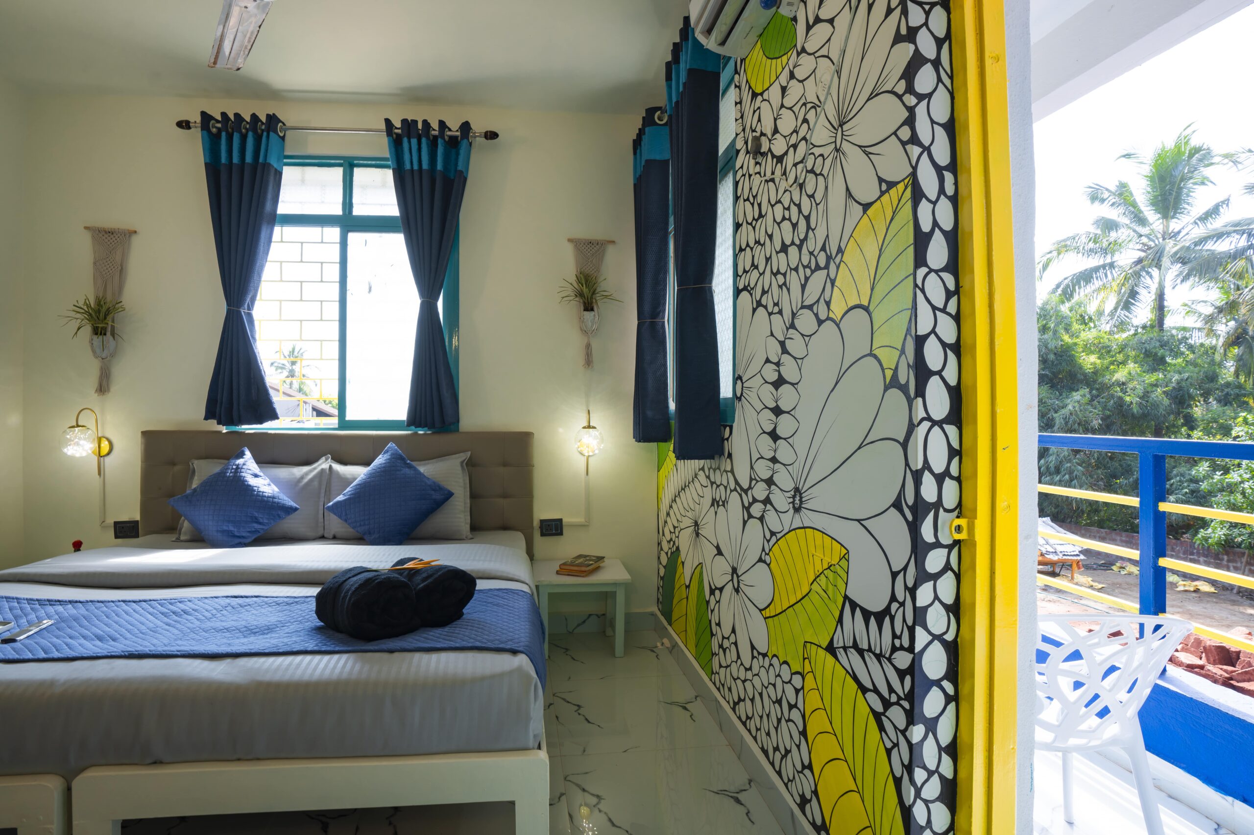 shalom-backpackers-goa-deluxe-double-room-balcony