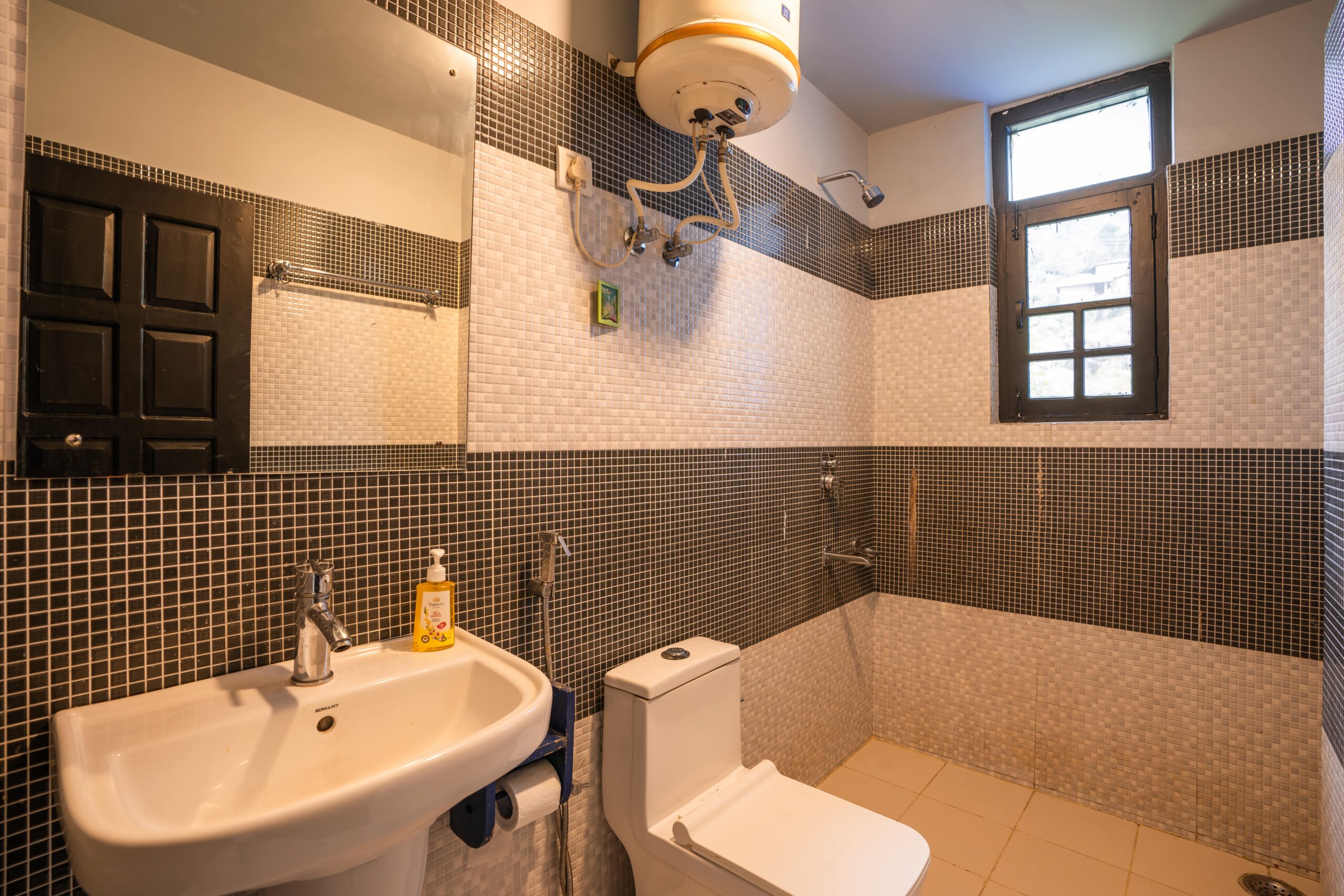 shalom-backpackers-dharamkot-6-bed-female-dorm-balcony