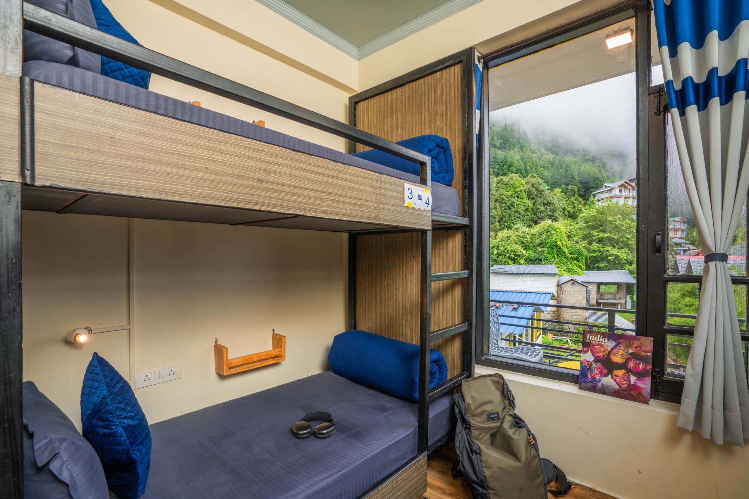 shalom-backpackers-dharamkot-6-bed-mixed-dorm-balcony