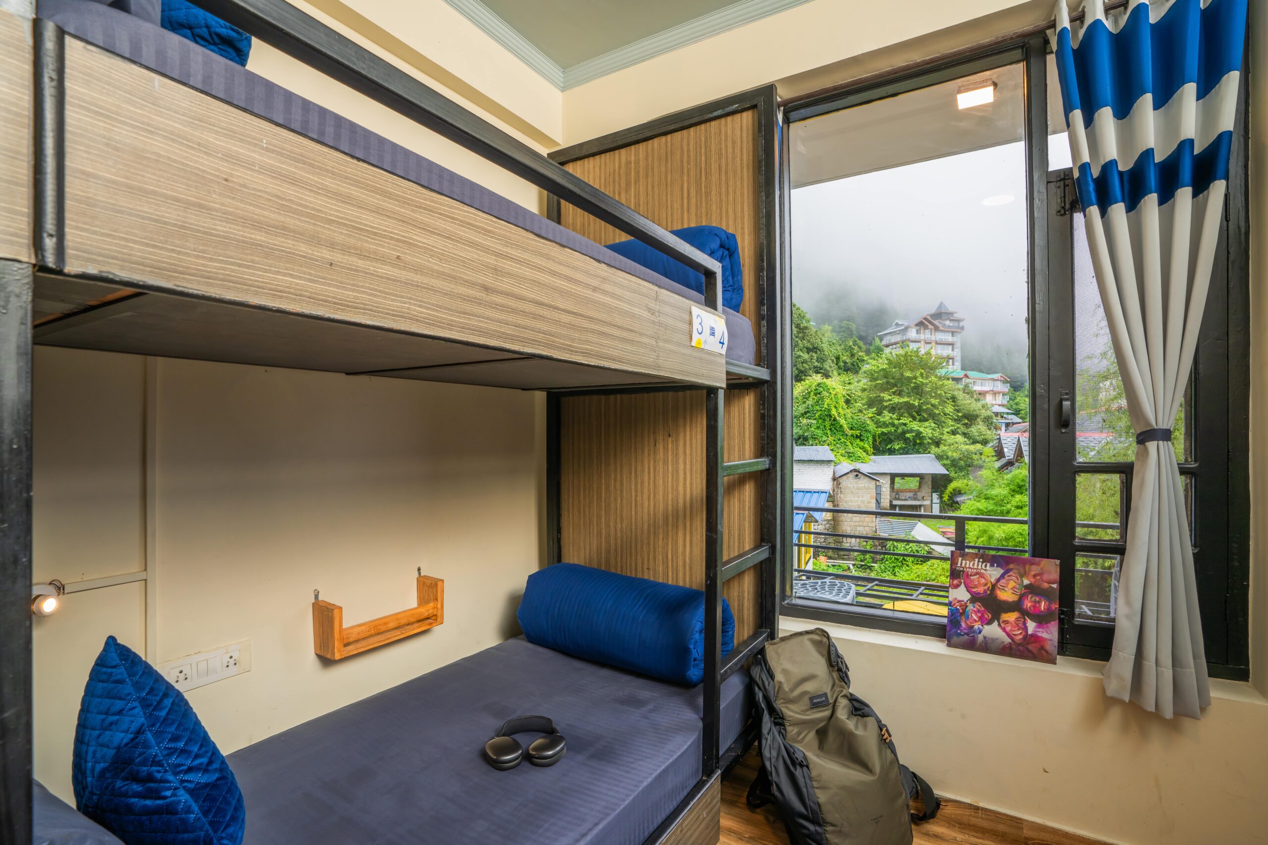 shalom-backpackers-dharamkot-6-bed-mixed-dorm-balcony