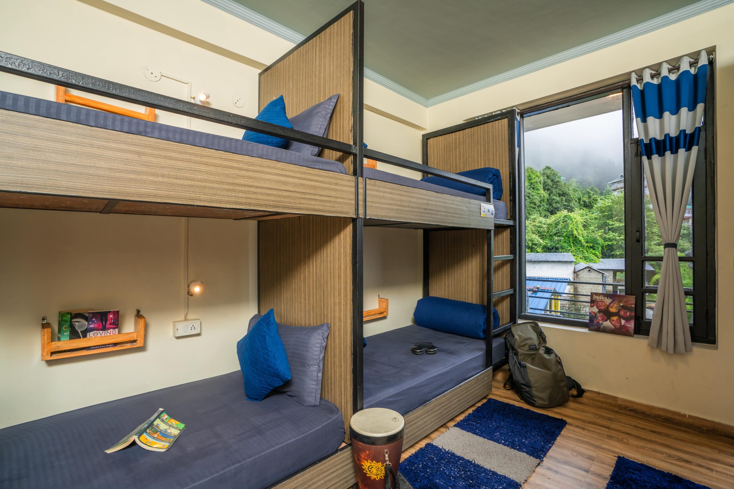 shalom-backpackers-dharamkot-6-bed-mixed-dorm-balcony