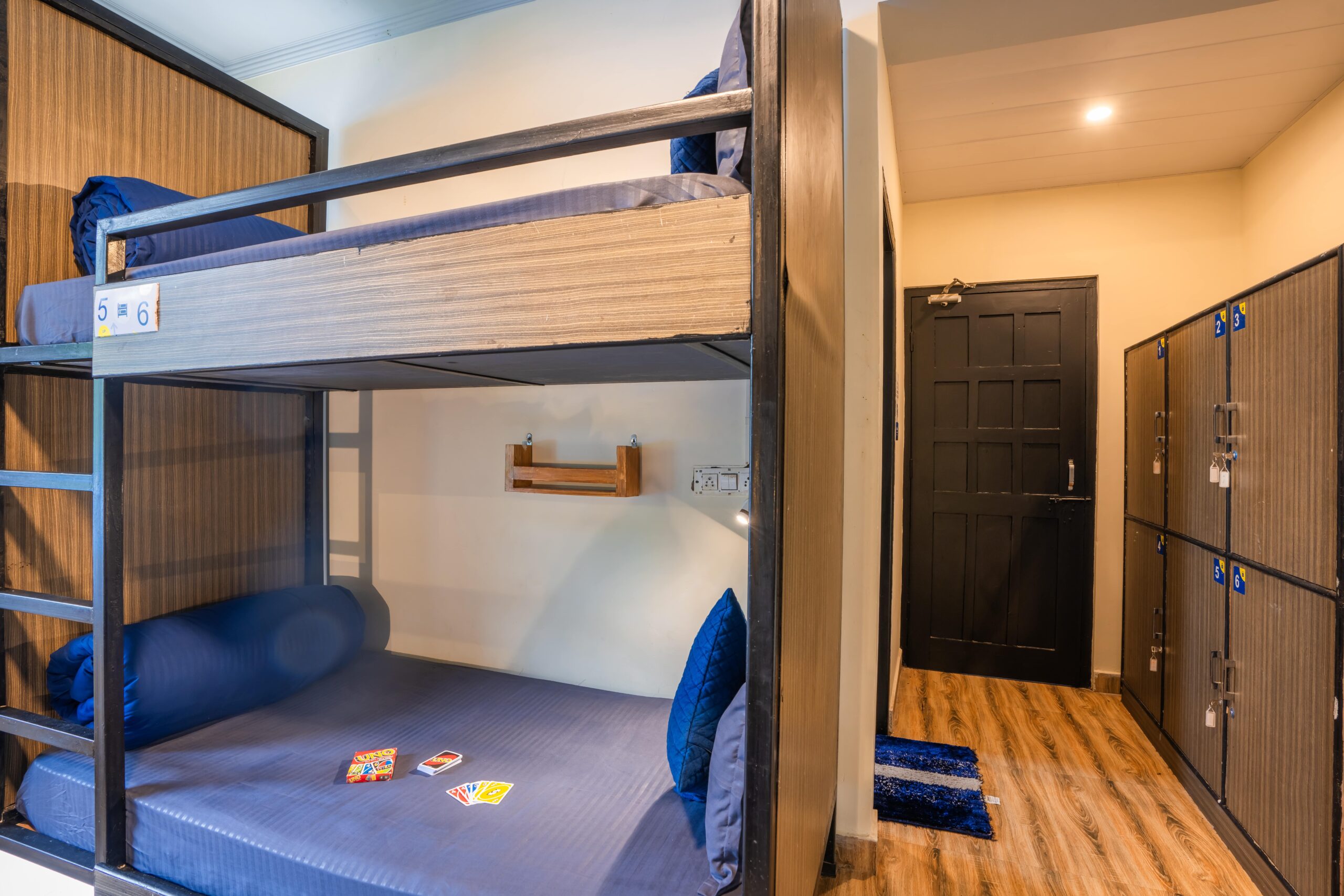 shalom-backpackers-dharamkot-6-bed-mixed-dorm-balcony
