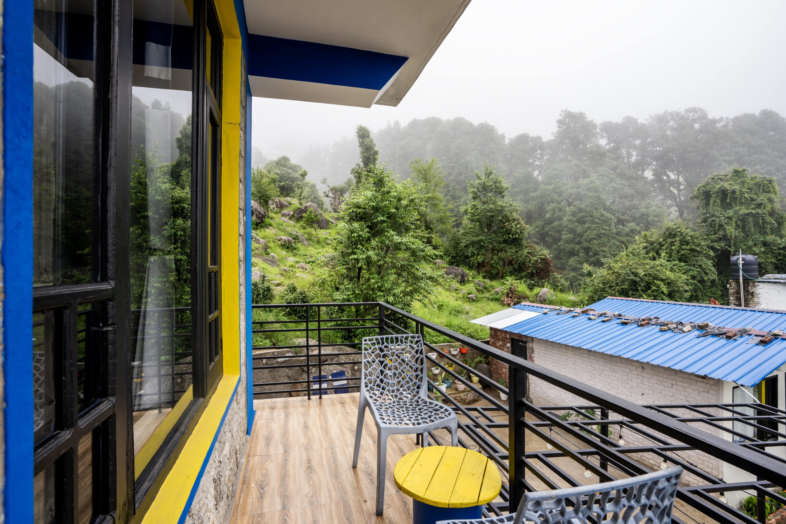 shalom-backpackers-dharamkot-6-bed-mixed-dorm-balcony