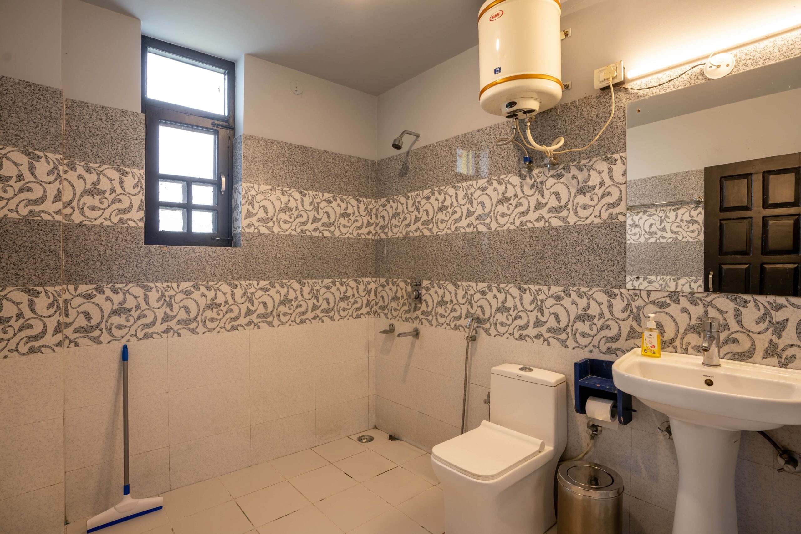 shalom-backpackers-dharamkot-6-bed-mixed-dorm-balcony