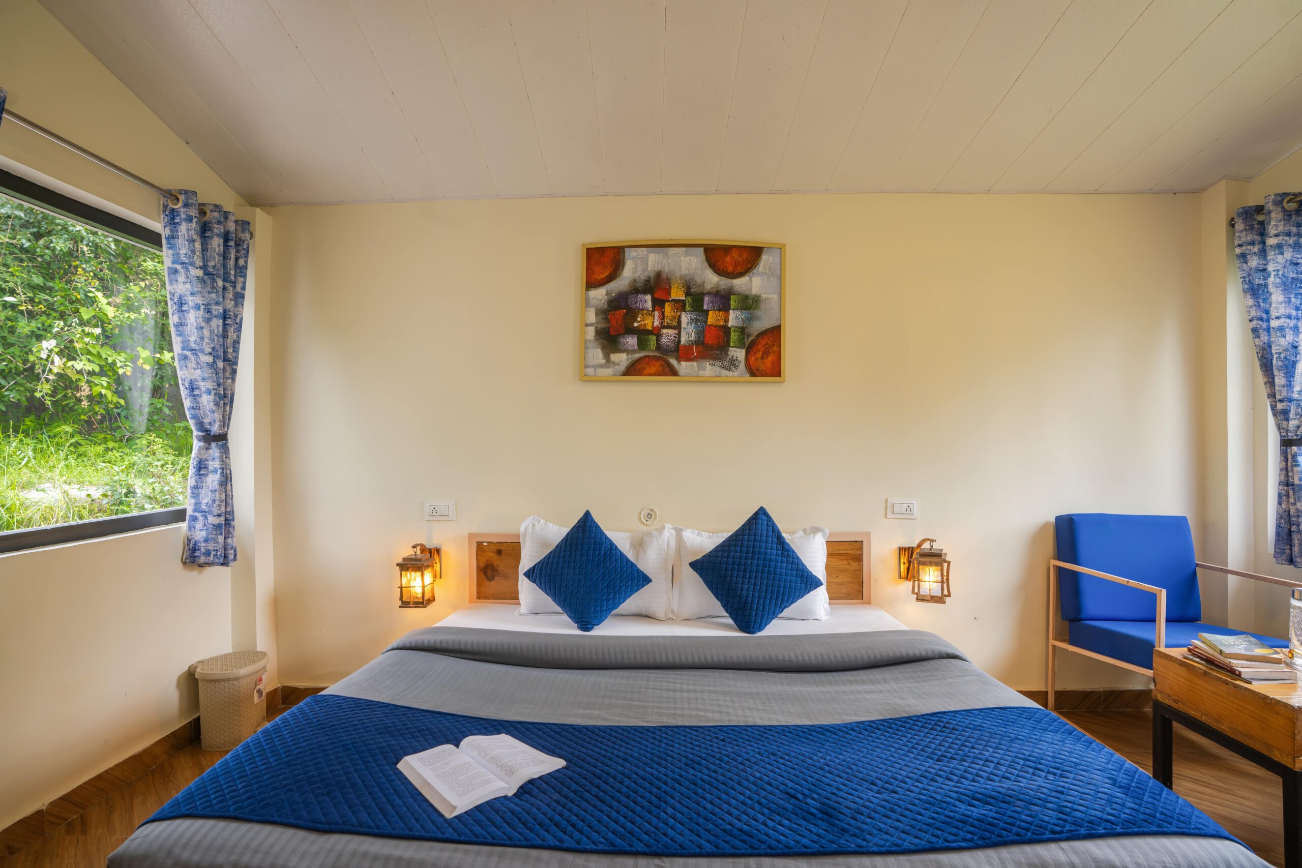 shalom-backpackers-dharamkot-deluxe-cottage-room-garden-view