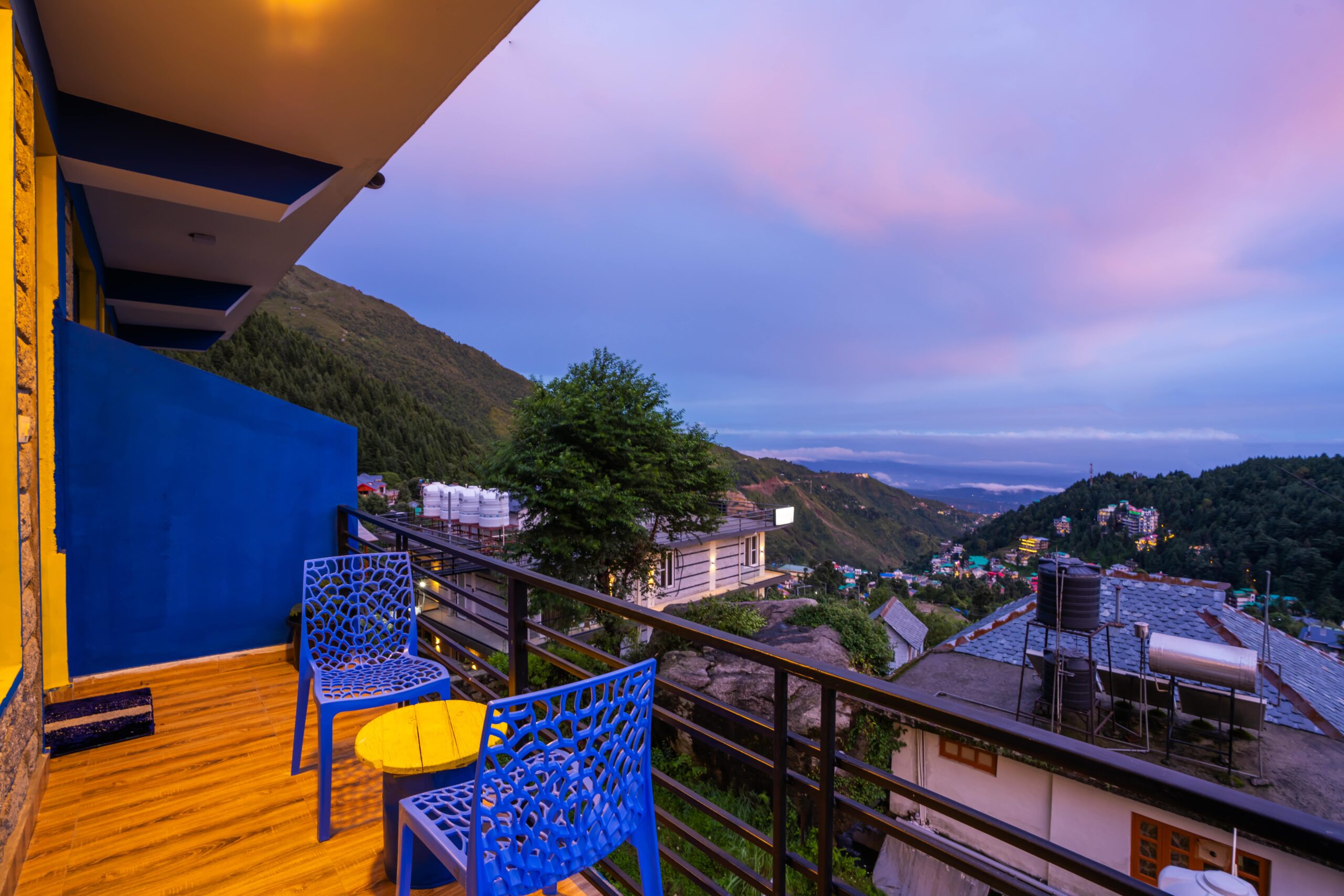 shalom-backpackers-dharamkot-deluxe-double-room-balcony