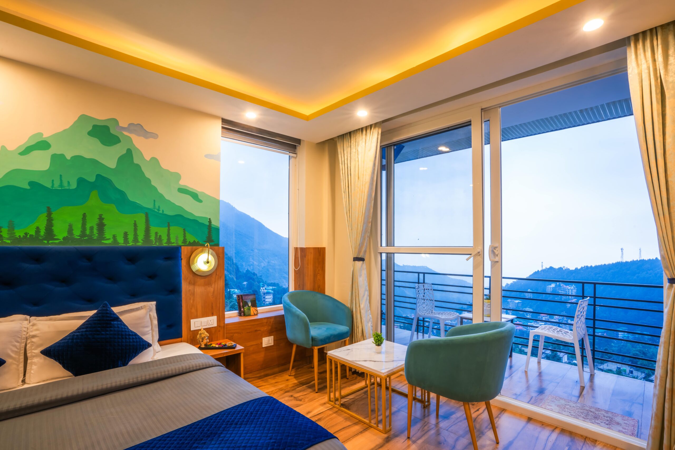 shalom-backpackers-udaipur-superior-double-room-with-balcony-bed
