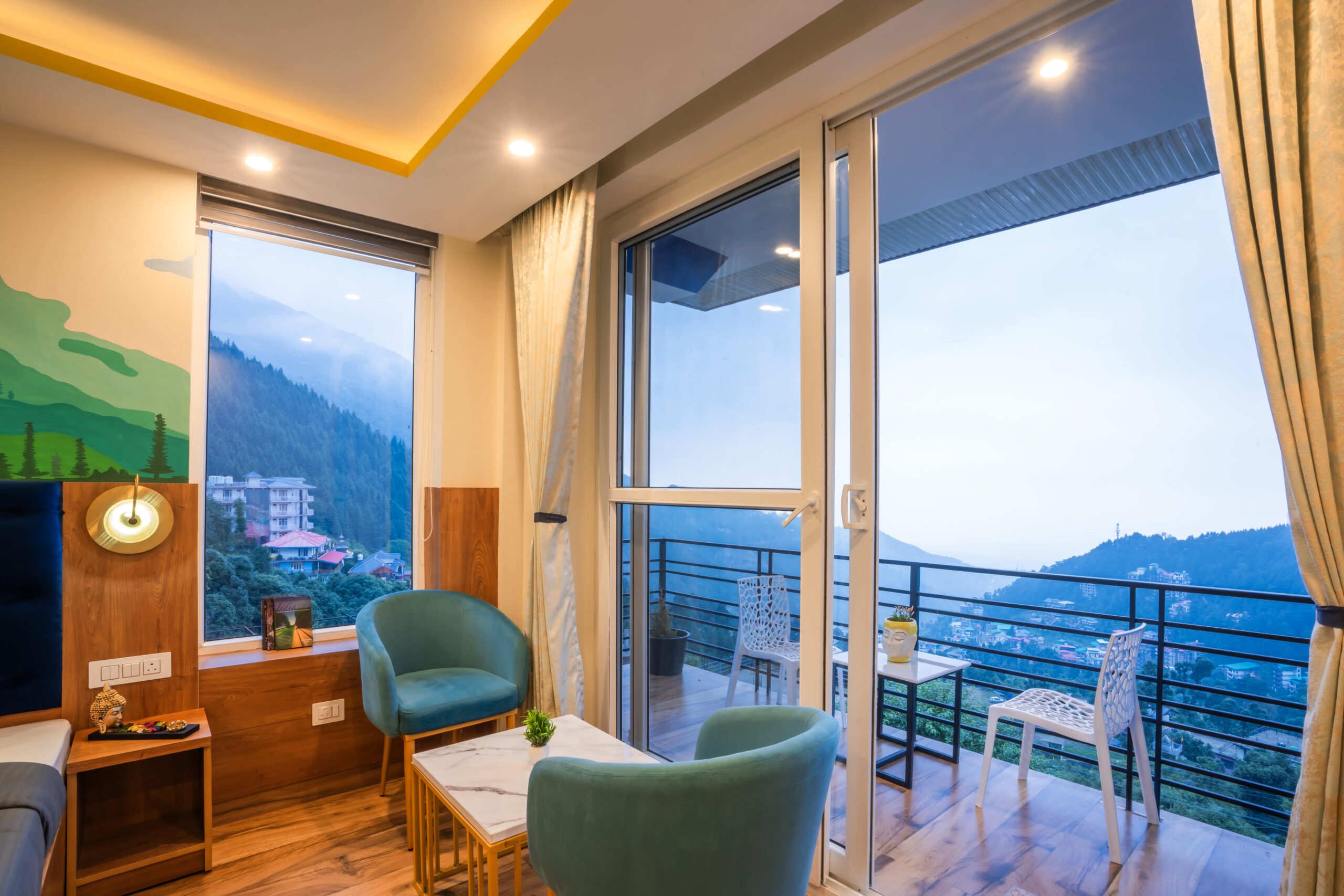shalom-backpackers-udaipur-superior-double-room-with-balcony-bed