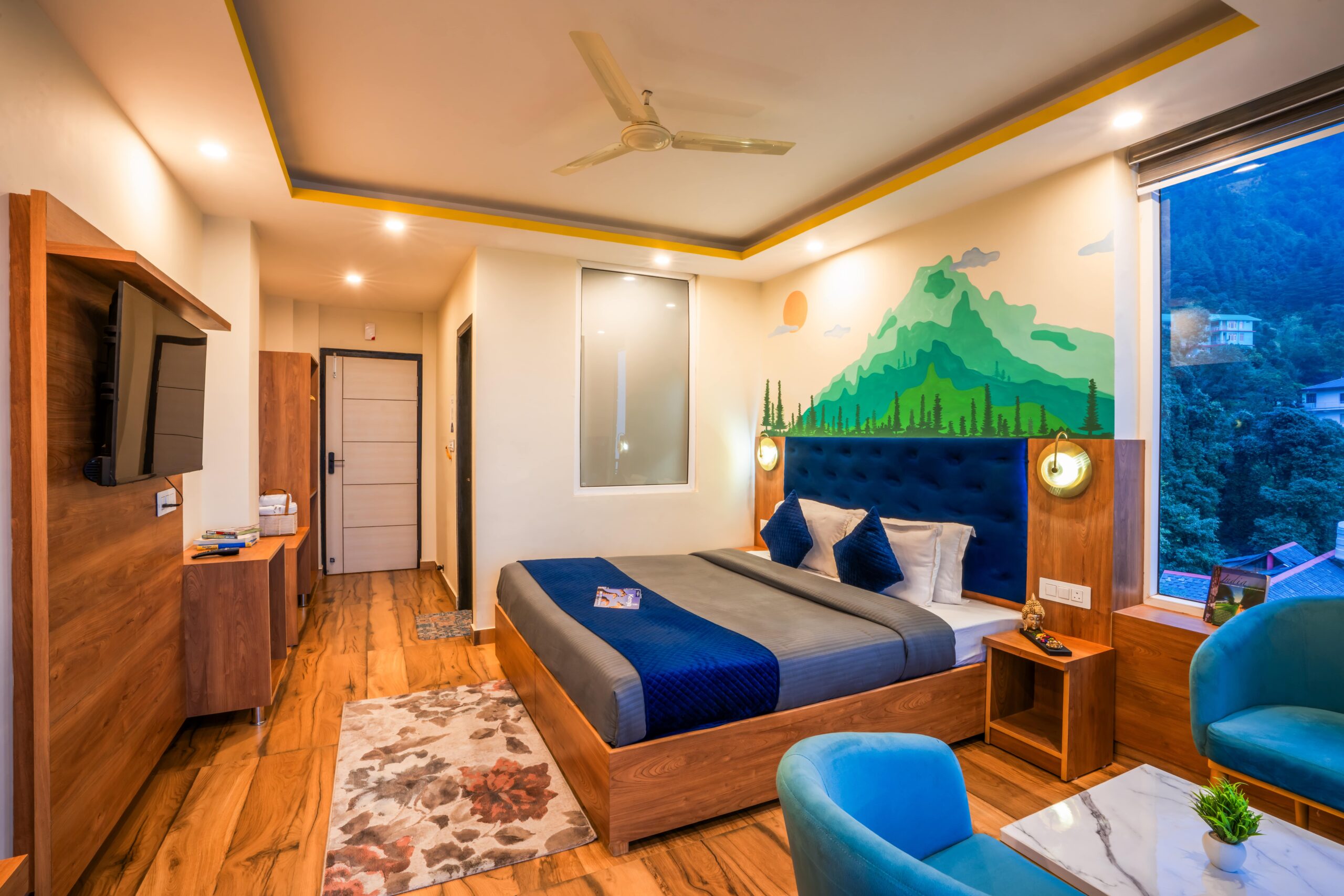 shalom-backpackers-udaipur-superior-double-room-with-balcony-bed