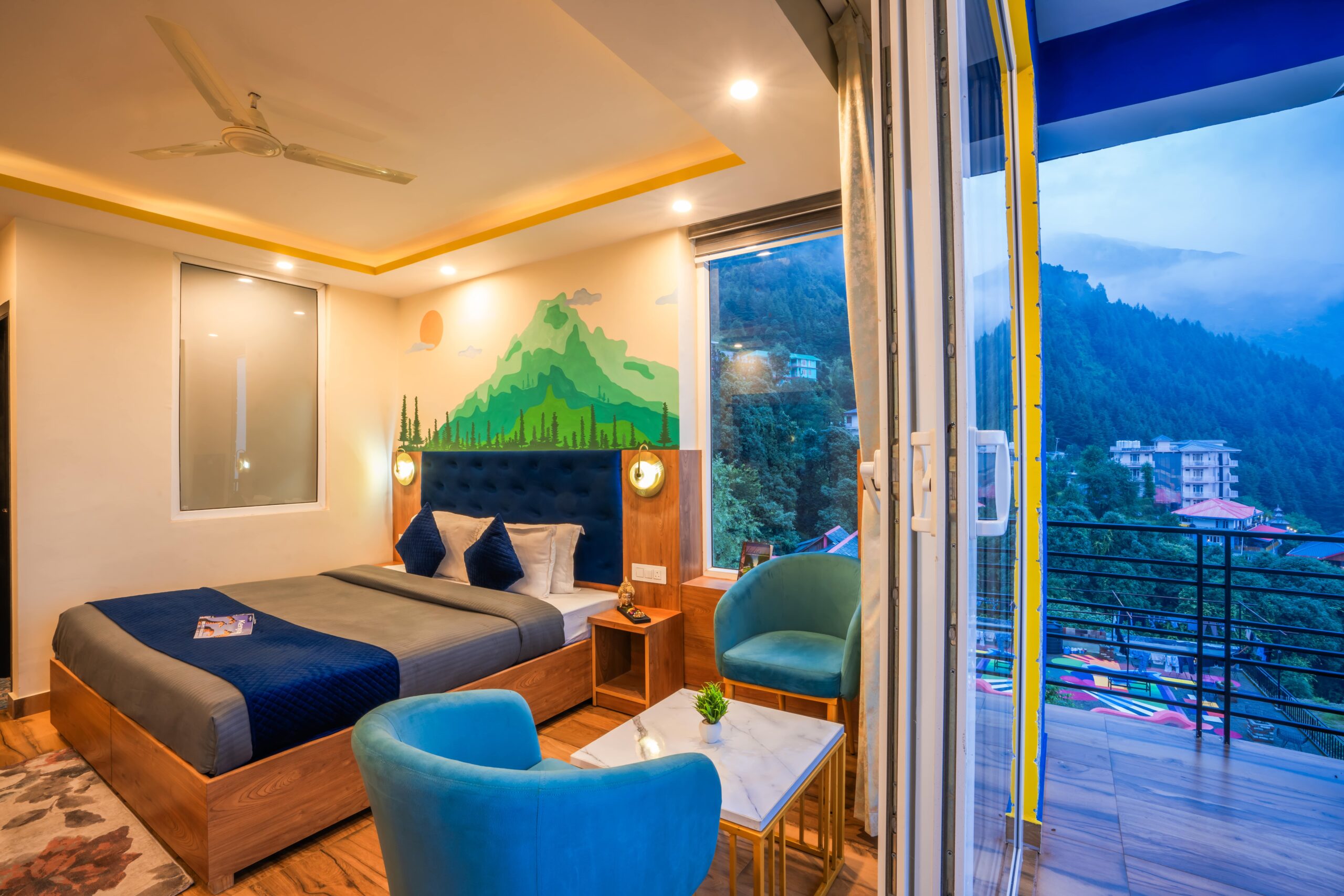 shalom-backpackers-udaipur-superior-double-room-with-balcony-bed