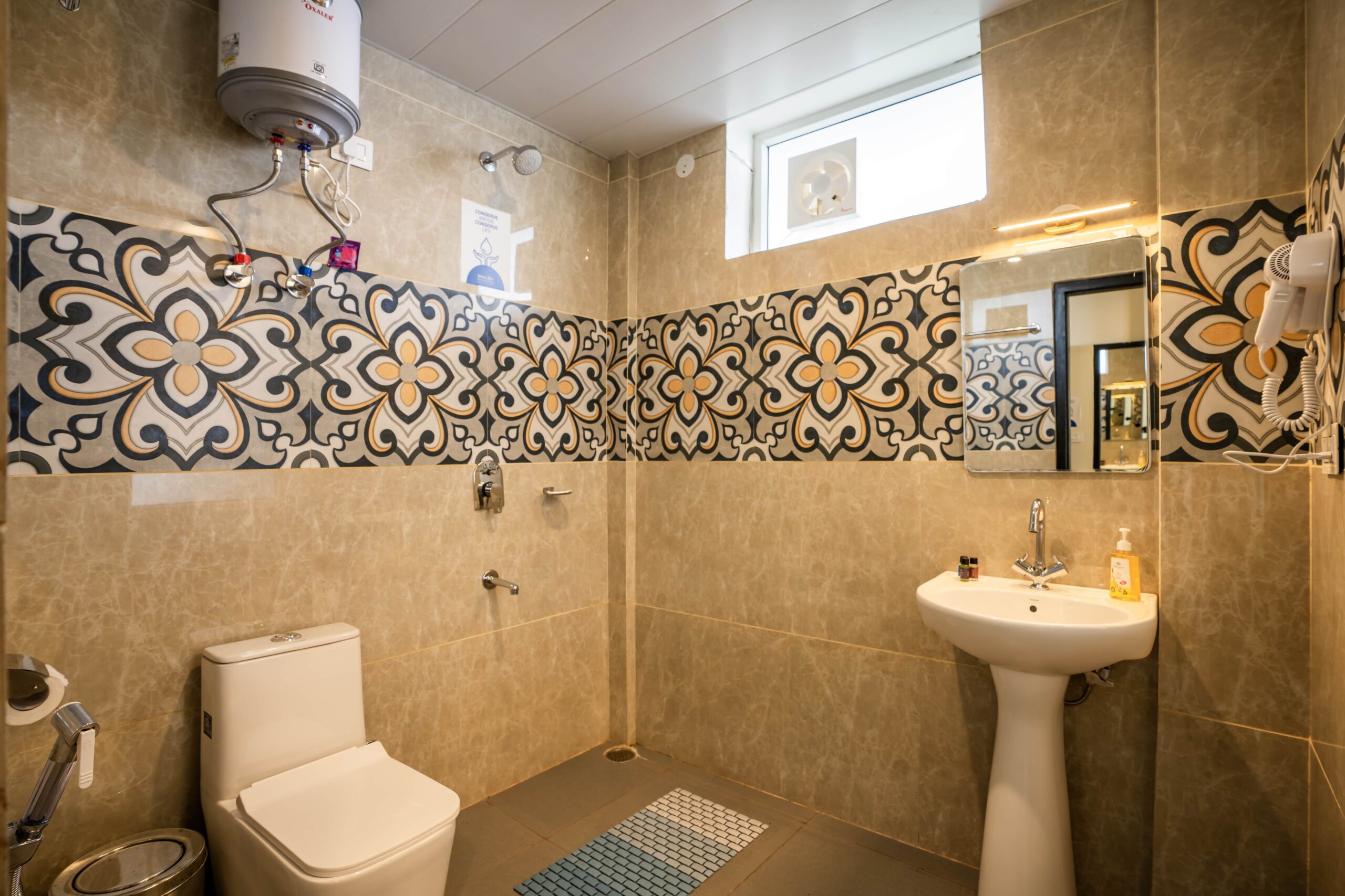 shalom-backpackers-udaipur-superior-double-room-with-balcony-bed